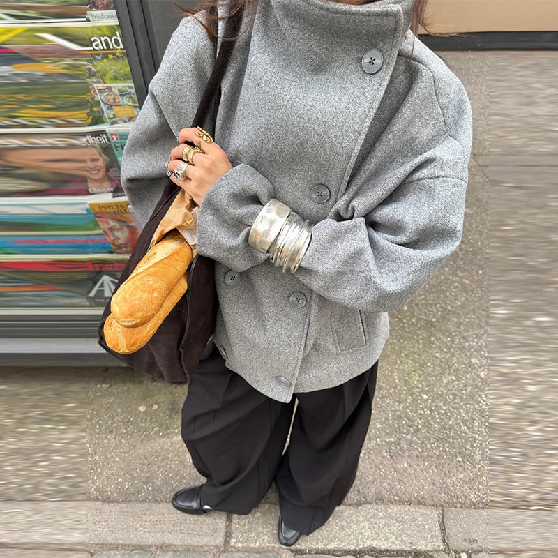 Płaszcz z mieszanki wełny z wysokim kołnierzem – ponadczasowa elegancja - ModaEkspert.pl