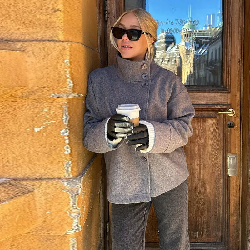 Płaszcz z mieszanki wełny z wysokim kołnierzem – ponadczasowa elegancja - ModaEkspert.pl